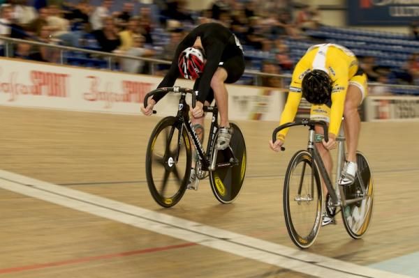 Kevin Mansker and Dean Tracy (Land Rover/Orbea) have a close one in the sprint heats.