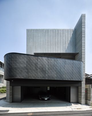 street facade of Extraordinary Ordinary House designed by Yukio Asari / Love Architecture