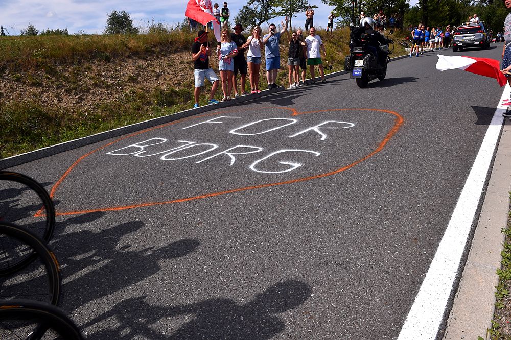 "For Bjorg" written across the road - Lotto Soudal lead the peloton out of respect for Bjorg Lambrecht - Tour de Pologne stage 4