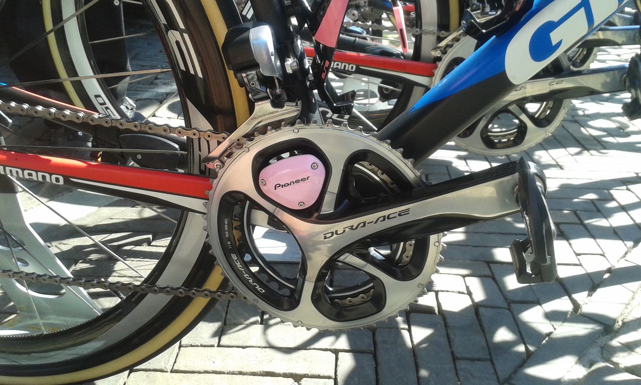 The pink power metre on the chainring