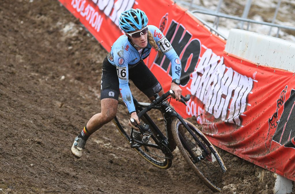 Alicia Franck (Belgium) about to lose her front wheel