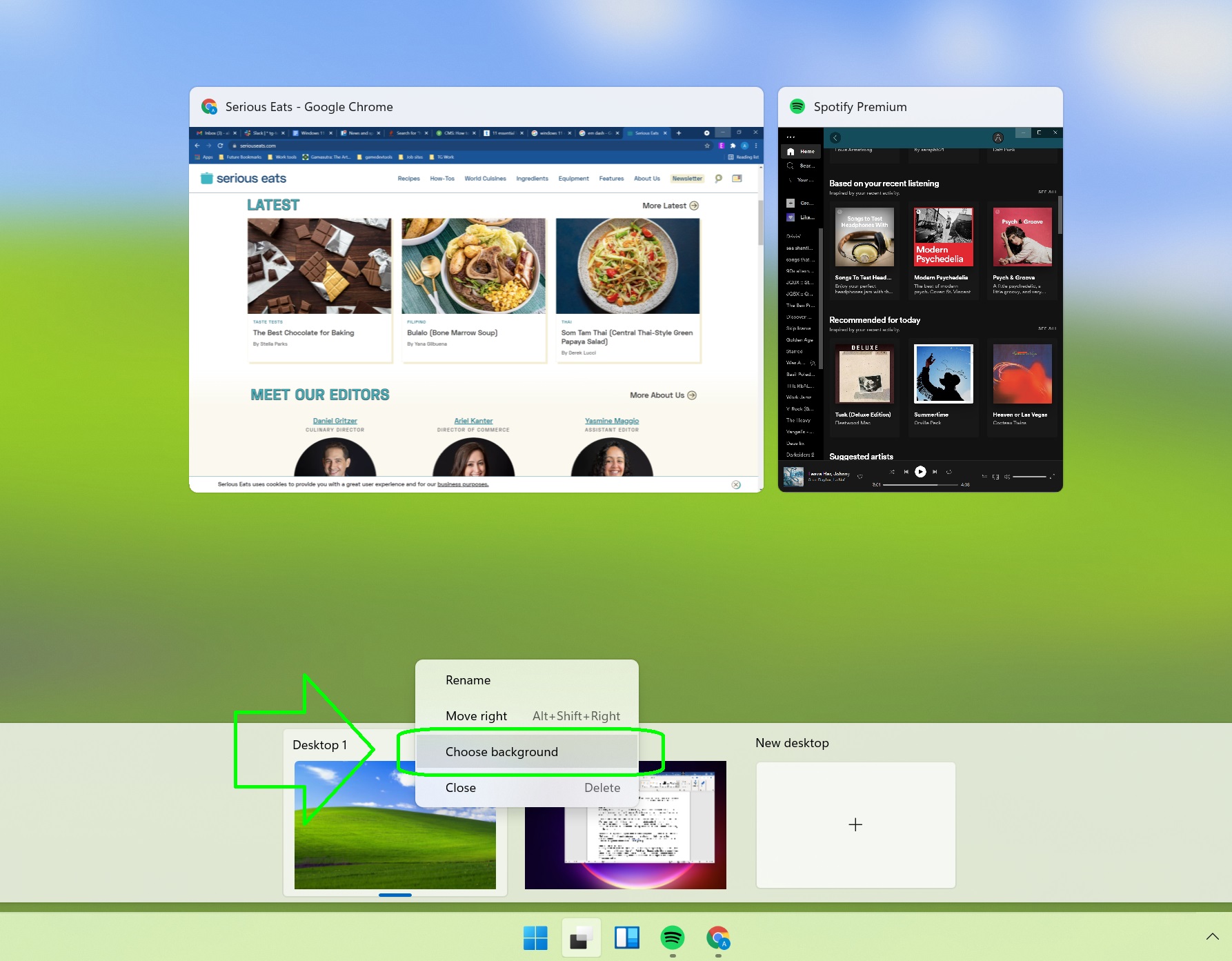 Представление задач Windows 11 с зеленой стрелкой, выделяющей параметр изменения фона в контекстном меню.