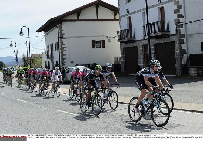 The peloton during stage 3