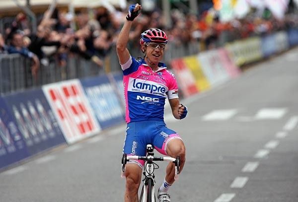 Fists pumping, arms swinging, Damiano Cunego arrives at the finish