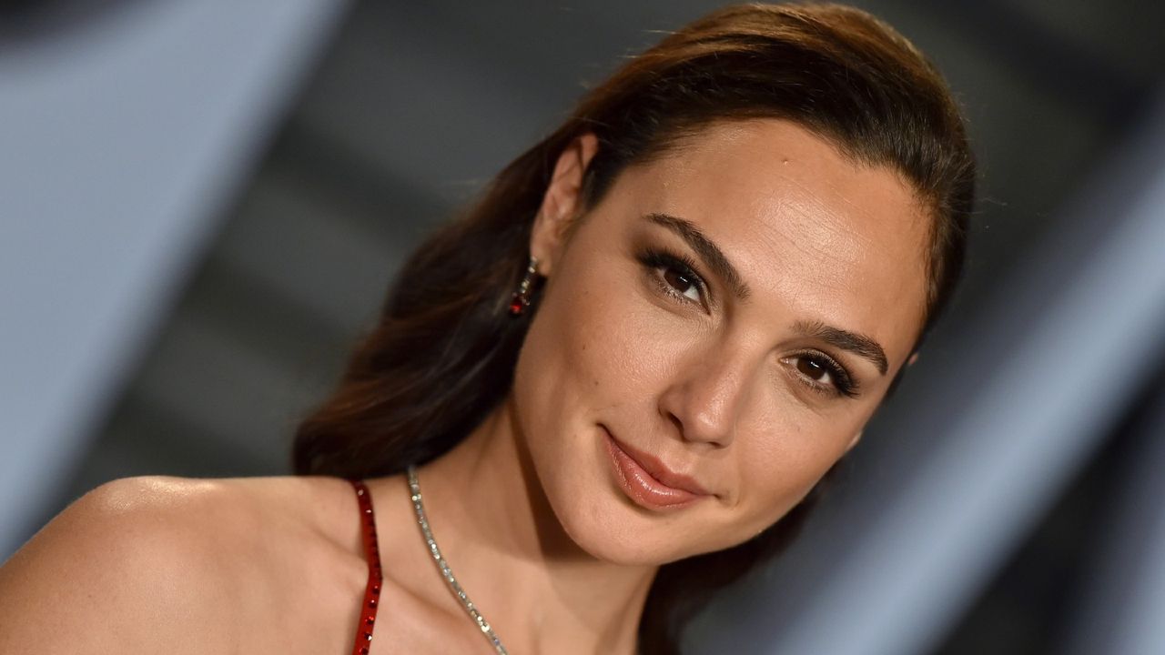 Actress Gal Gadot attends the 2018 Vanity Fair Oscar Party hosted by Radhika Jones at Wallis Annenberg Center for the Performing Arts on March 4, 2018 in Beverly Hills, California.