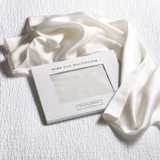 white pillow case and pillowcase cover