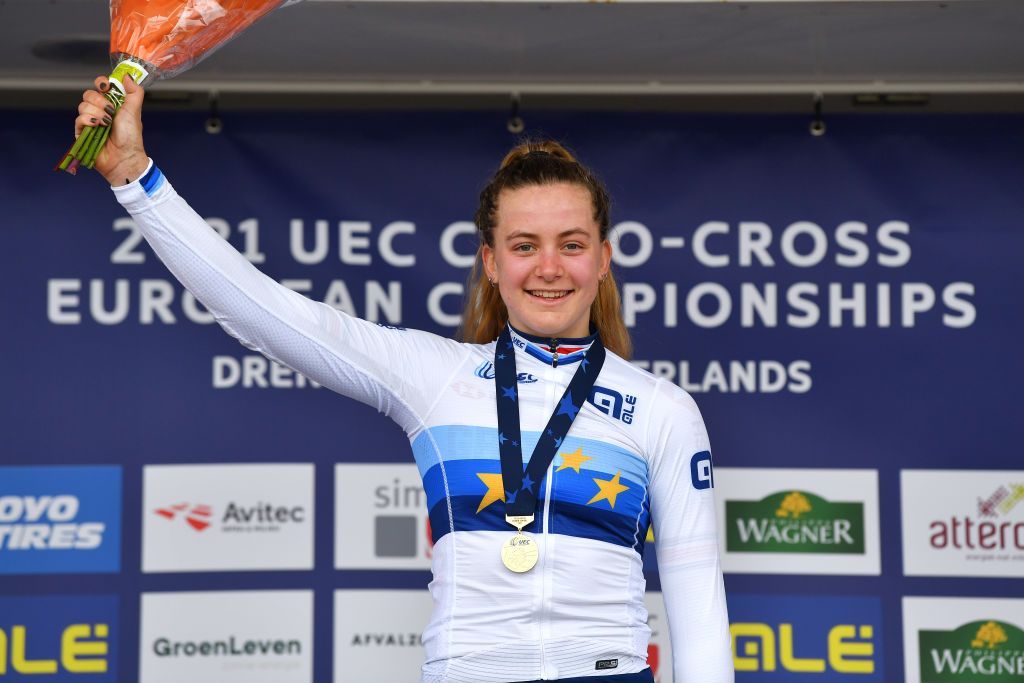 COL DU VAM DRENTHE NETHERLANDS NOVEMBER 06 Gold medalist Zoe Backstedt of United Kingdom celebrates winning during the medal ceremony after the 19th UEC European Cyclocross Championships 2021 Womens Junior EuroCross21 UECcycling on November 06 2021 in Col du Vam Drenthe Netherlands Photo by Luc ClaessenGetty Images