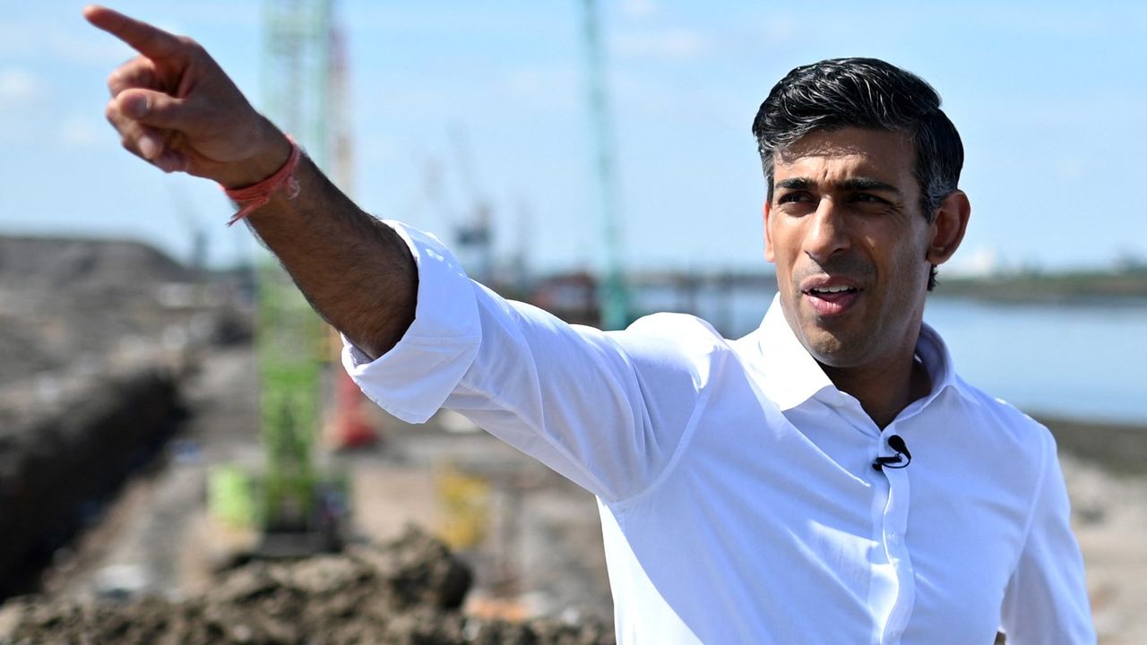 Rishi Sunak pointing