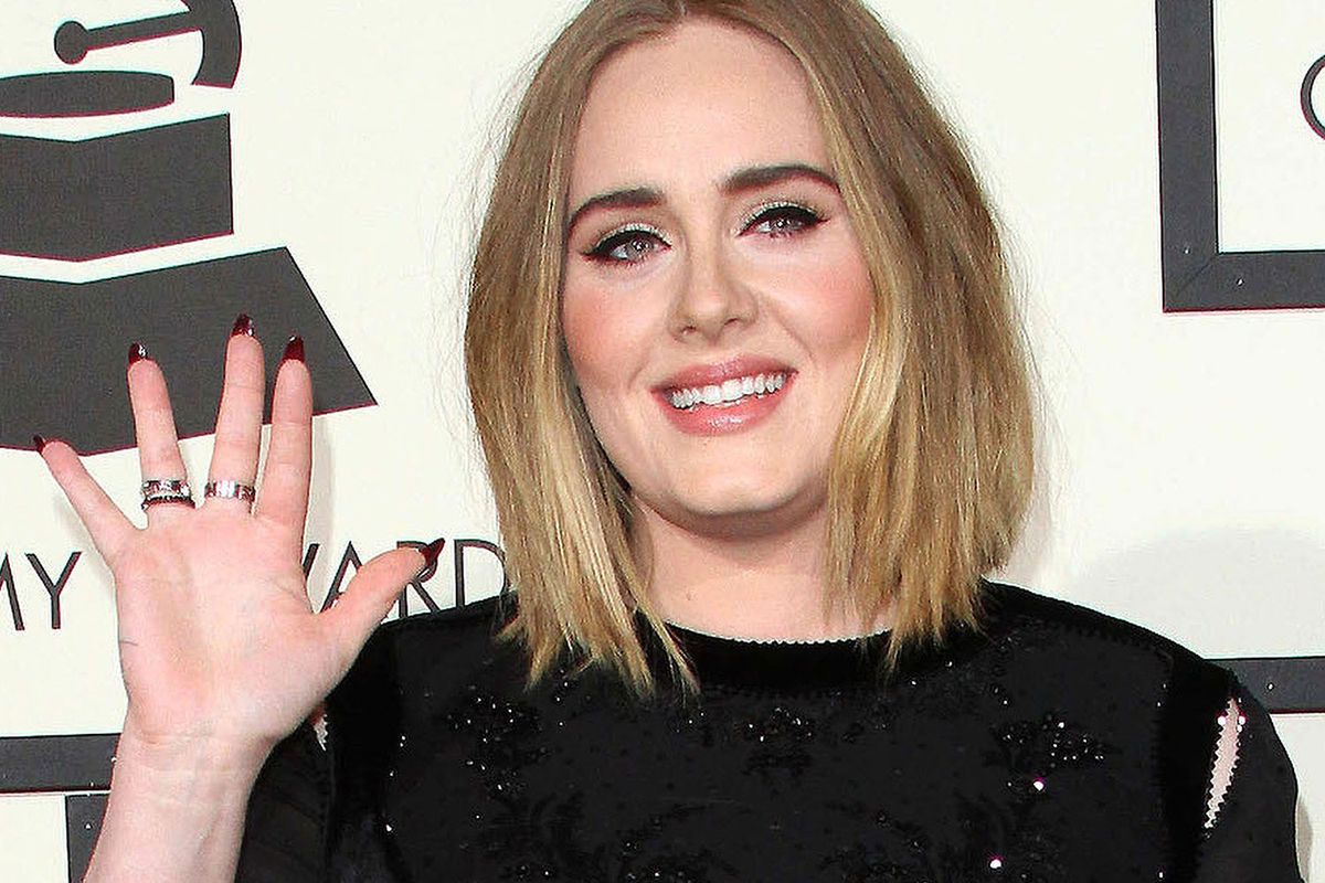 Adele passe ses journées à pleurer mais emmène toujours son fils à Disneyland et brise les normes de genre