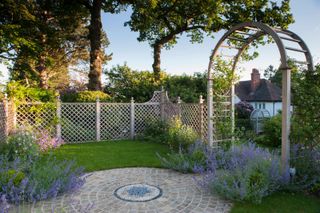 cottage garden style with arbor and trellis for garden design ideas