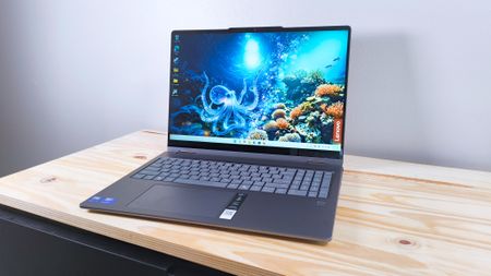 The Lenovo Yoga 7i 2-in-1 16 on a wood table