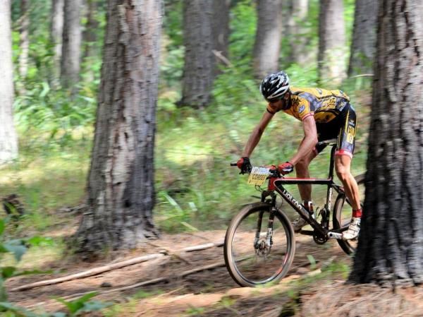 Paul Cordes chases through the forest singletrack
