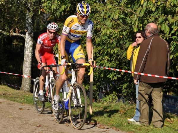 Petr Dlask (Telenet - Fidea), right, and Ondrej Bambula (Cyklo Team Budvar T&aacute;bor) in action.