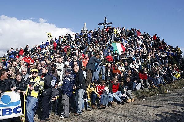 Crowds on top of the Kapelmuur