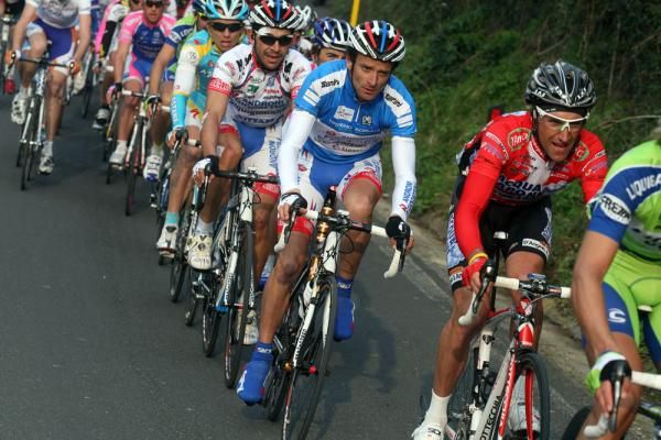 Michele Scarponi (Androni-Giocatolli) marks Stefano Garzelli (Acqua &amp; Sapone) during the stage.