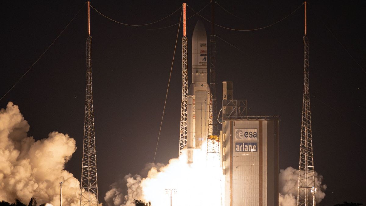 Europe's Ariane 5 Rocket Launches 2 Satellites On Final Mission (video ...