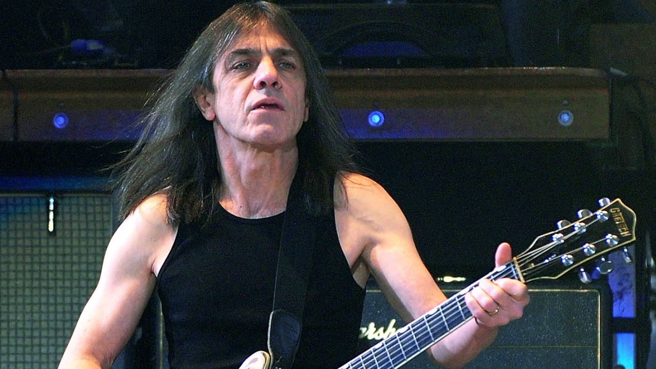 Братья янги ac dc. Малькольм AC DC. AC DC Malcolm young. AC/DC Brian Johnson Malcolm young Angus young. Гитарист группы AC DC малькальмьян фотографии.