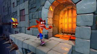 En skärmbild från Crash Bandicoot, där huvudkaraktären springer genom en fängelsehåla.