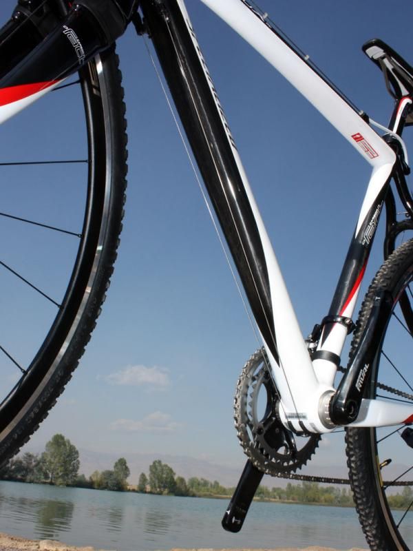 Shift cables are routed along the down tube