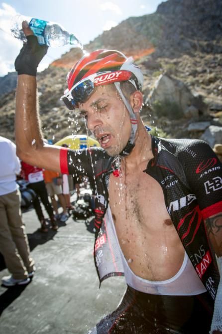 Luis Amaran (Jamis-Hagens Berman) douses himself with water
