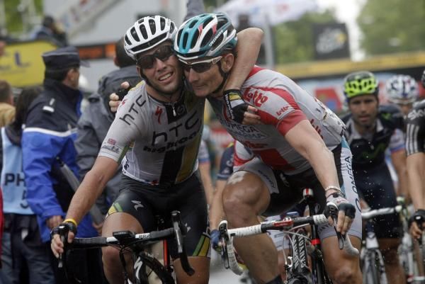 Cavendish gives Greipel a gorilla hug