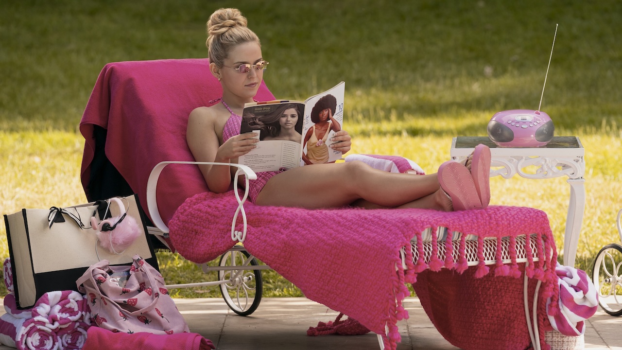 Elle Woods reading a magazine outside in Elle