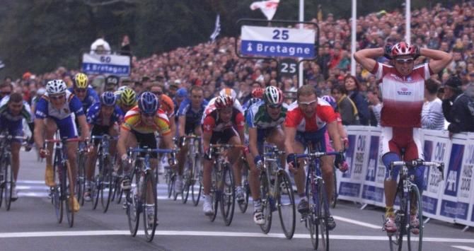 Romāns Vain&scaron;teins (Latvia) takes a surprise win in 2000 at the Plouay Worlds