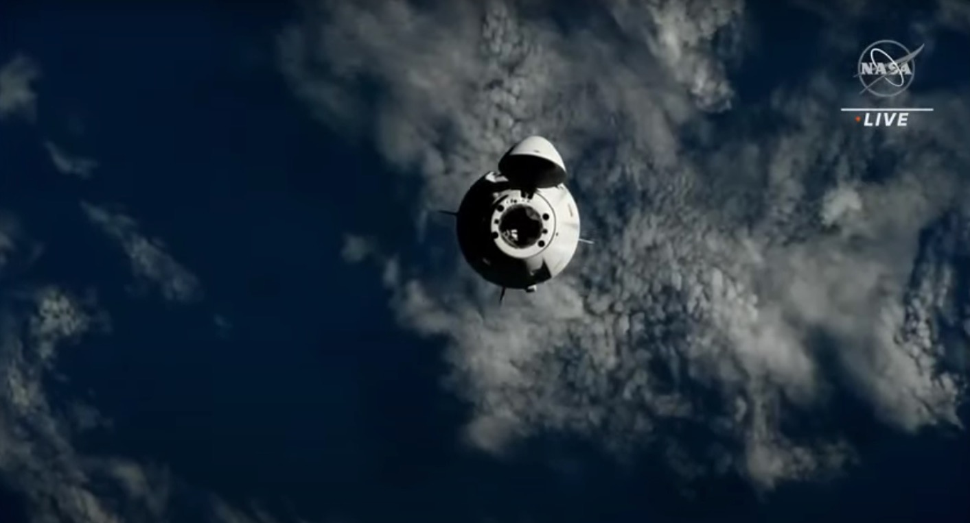 spacex spacecraft with earth in behind