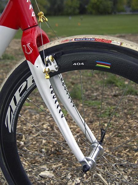 The included carbon fork features a beefy crown and legs for accurate steering and braking.