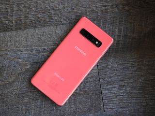Samsung Galaxy S10 in Flamingo Pink