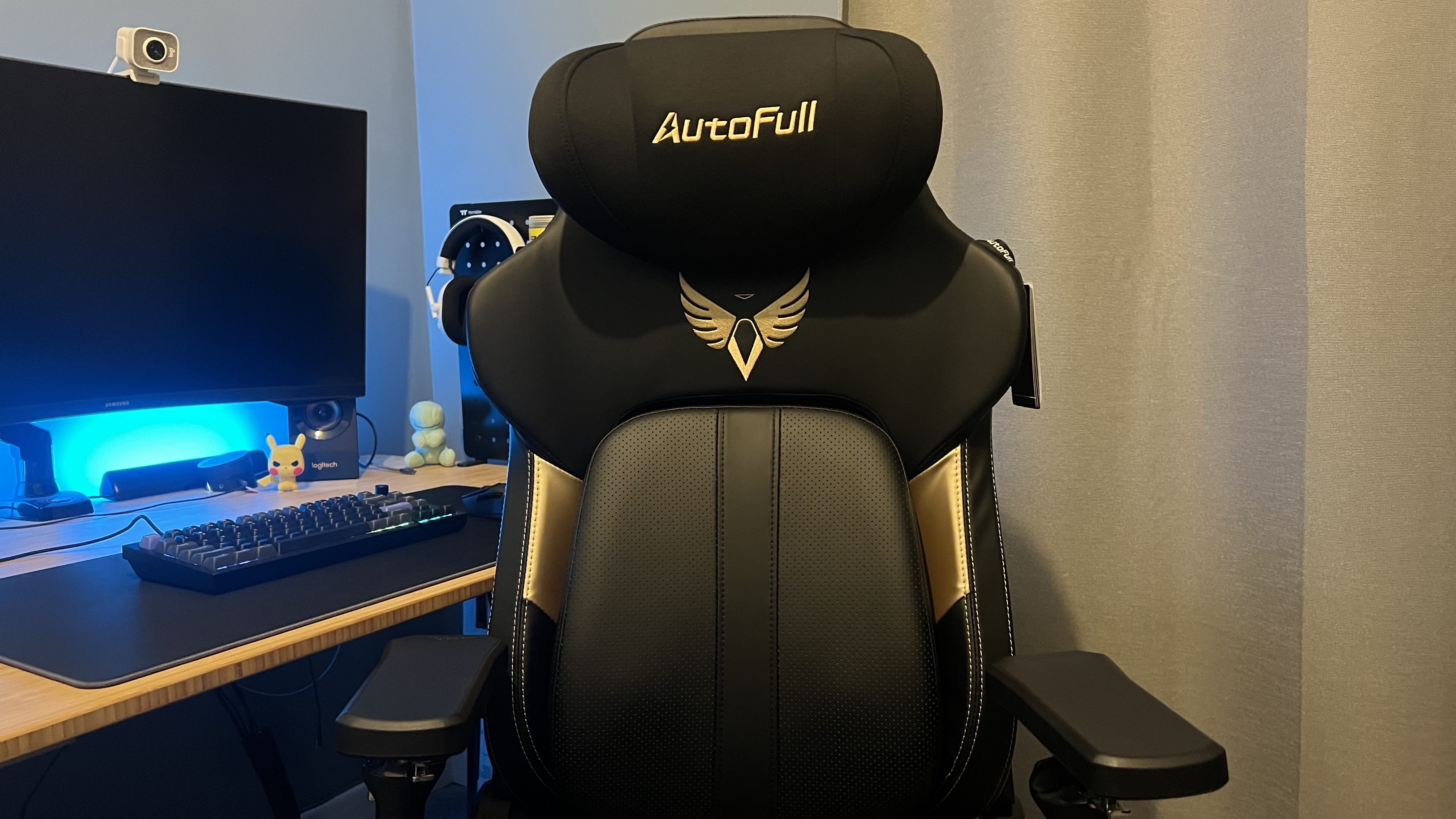 Autofull M6 Ultra 2.0 gaming chair backrest with head cushion in a desk setup
