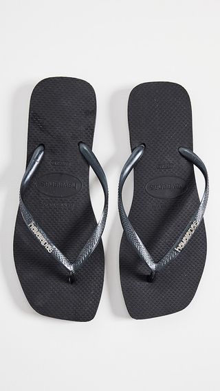 YGLJPbPXQgghoyqUTWZjUW-320-80 وجد Gigi Hadid الفستان الذي يبدو أفضل مع Flip-Flops