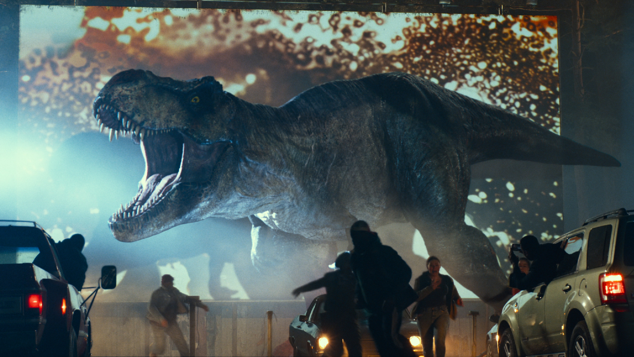 Roberta the T-Rex causa estragos en el drive-thru de Jurassic World Dominion.