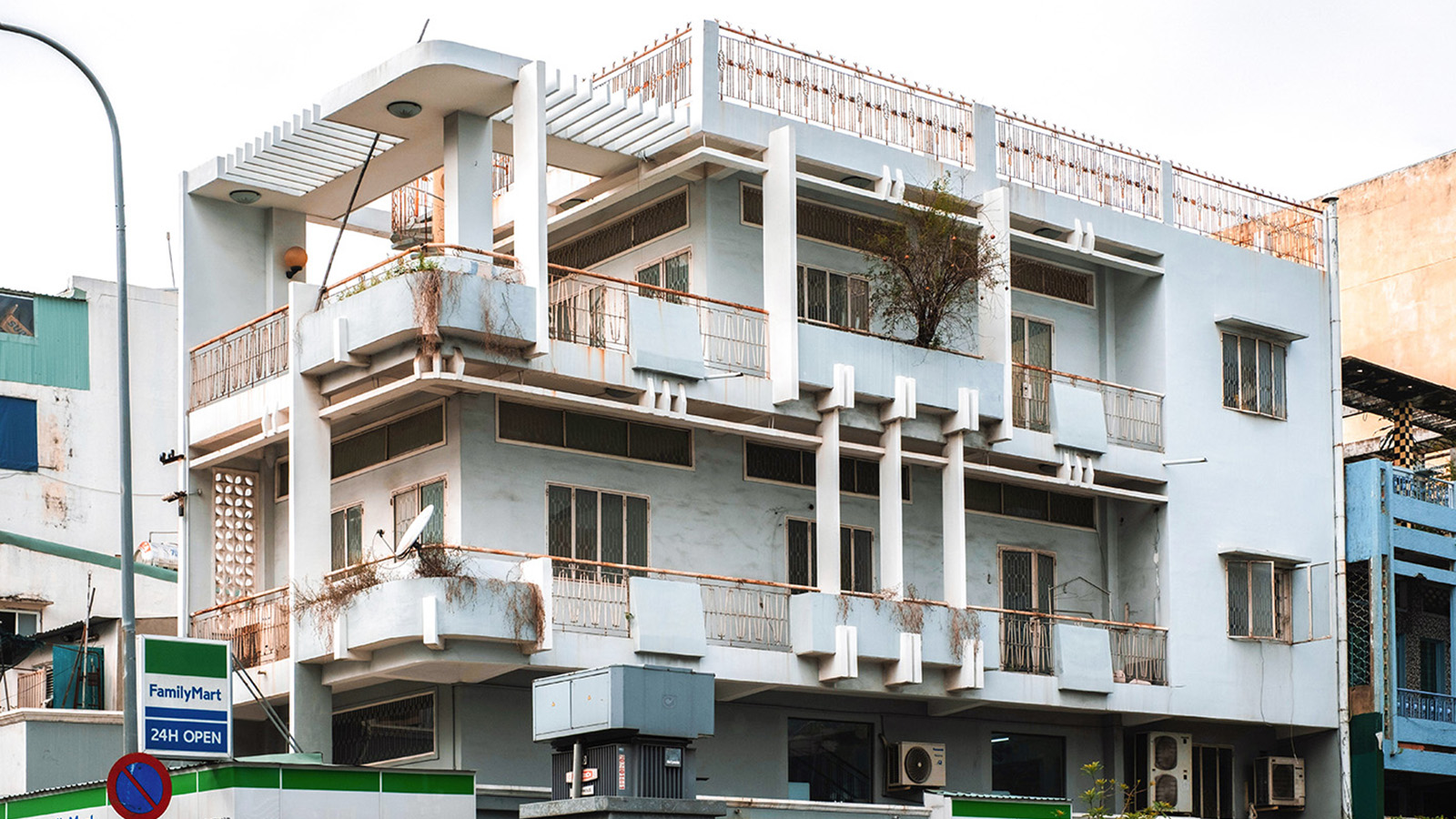 image of white everyday building of Vietnamese modernist architecture