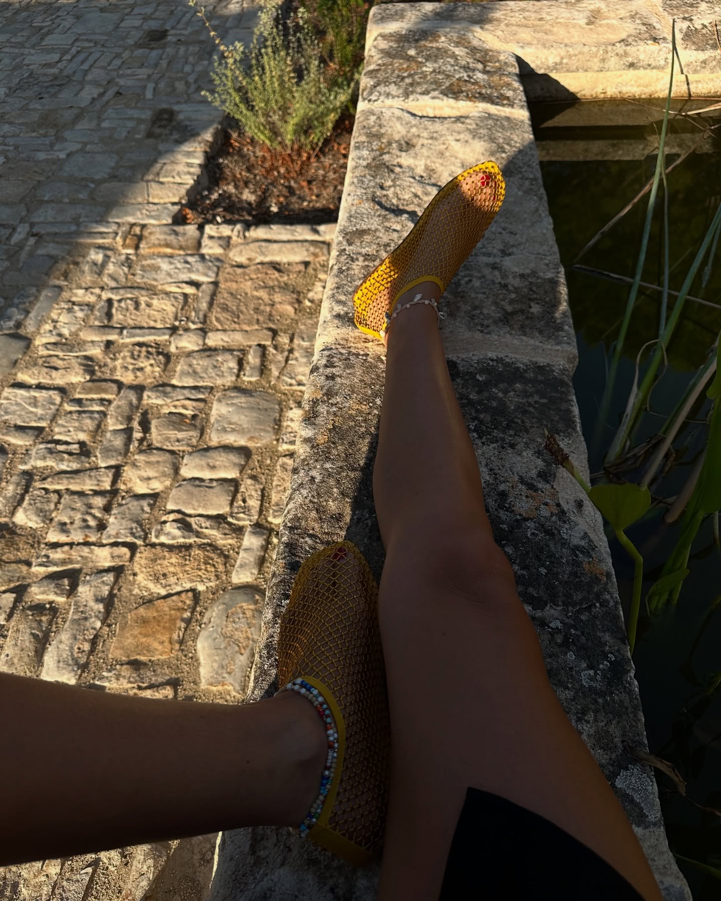 Woman wearing the best jelly flats.