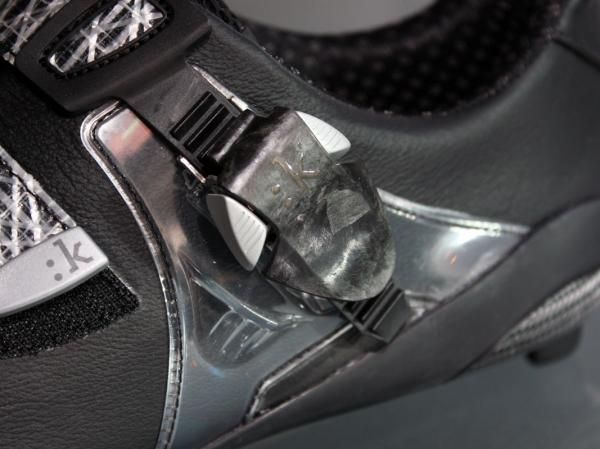 The top-end R1 Uomo uses a heavily stylized and oversized molded carbon fiber buckle lever.