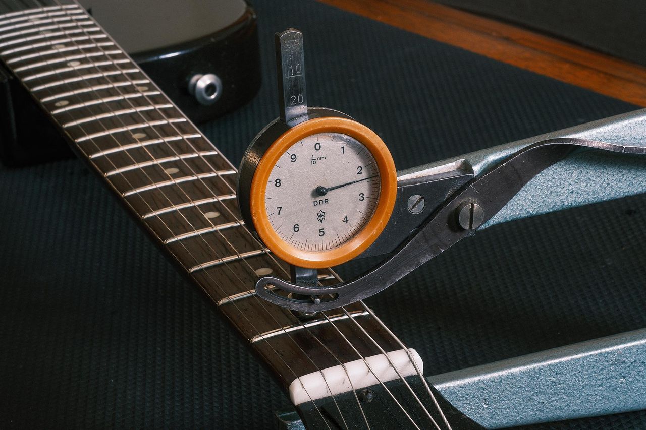 Using a violin maker&rsquo;s contour gauge to measure the depth at the 1st fret of a &rsquo;57&nbsp;Les Paul Junior