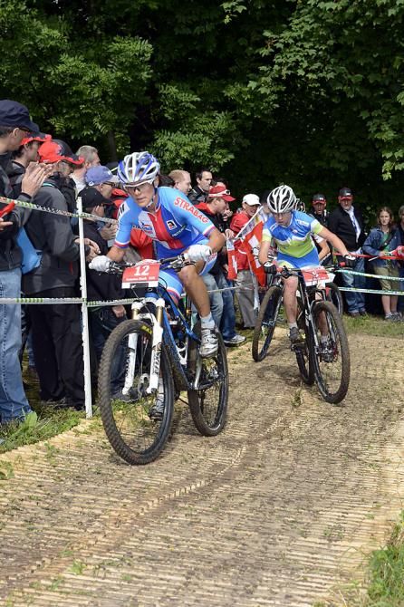Tanja Zakelj (Slovenia) leads Katerina Nash (Czech)