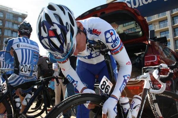 Yauheni Hutarovich (FDJ-Big Mat) checks his back wheel