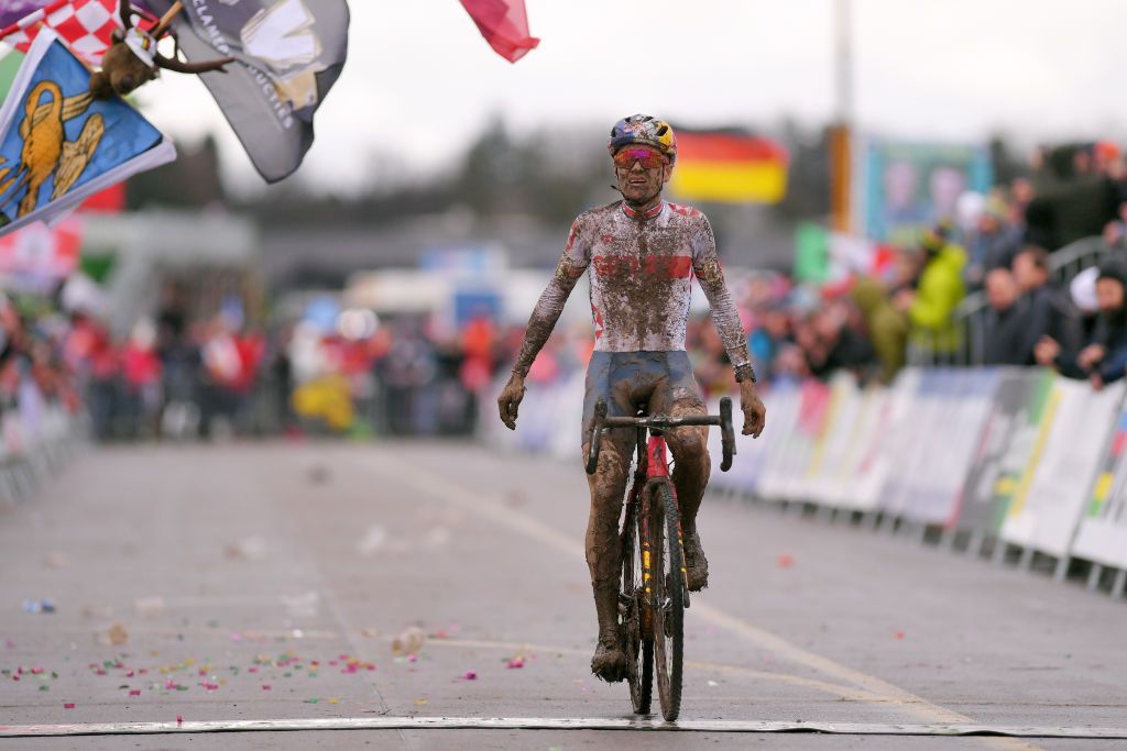 Tom Pidcock takes the silver medal