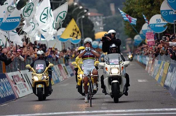 Paolo Bettini (Quick-Step) throws kisses to the tifosi