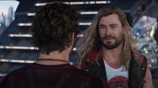 Thor kijkt Star-Lord aan voor hij op avontuur gaat in Thor: Love and Thunder