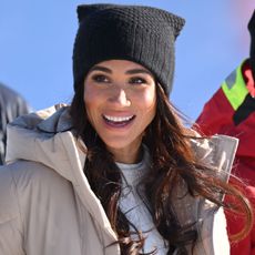 meghan markle in vancouver canada wearing skinny jeans and snow boots