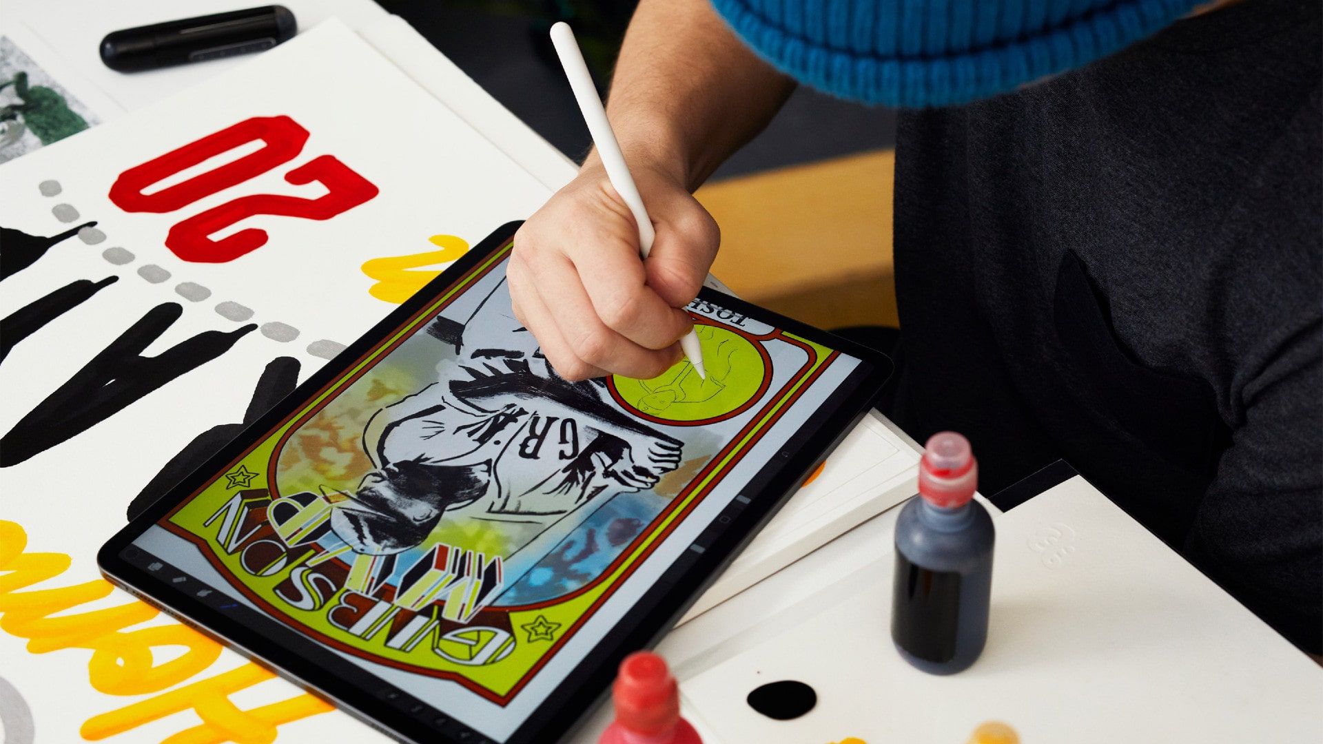 En person tegner på en iPad med en Apple Pencil 2.