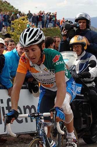 Roberto Heras (Liberty Seguros) is spent after a tough day in the mountains with an injury