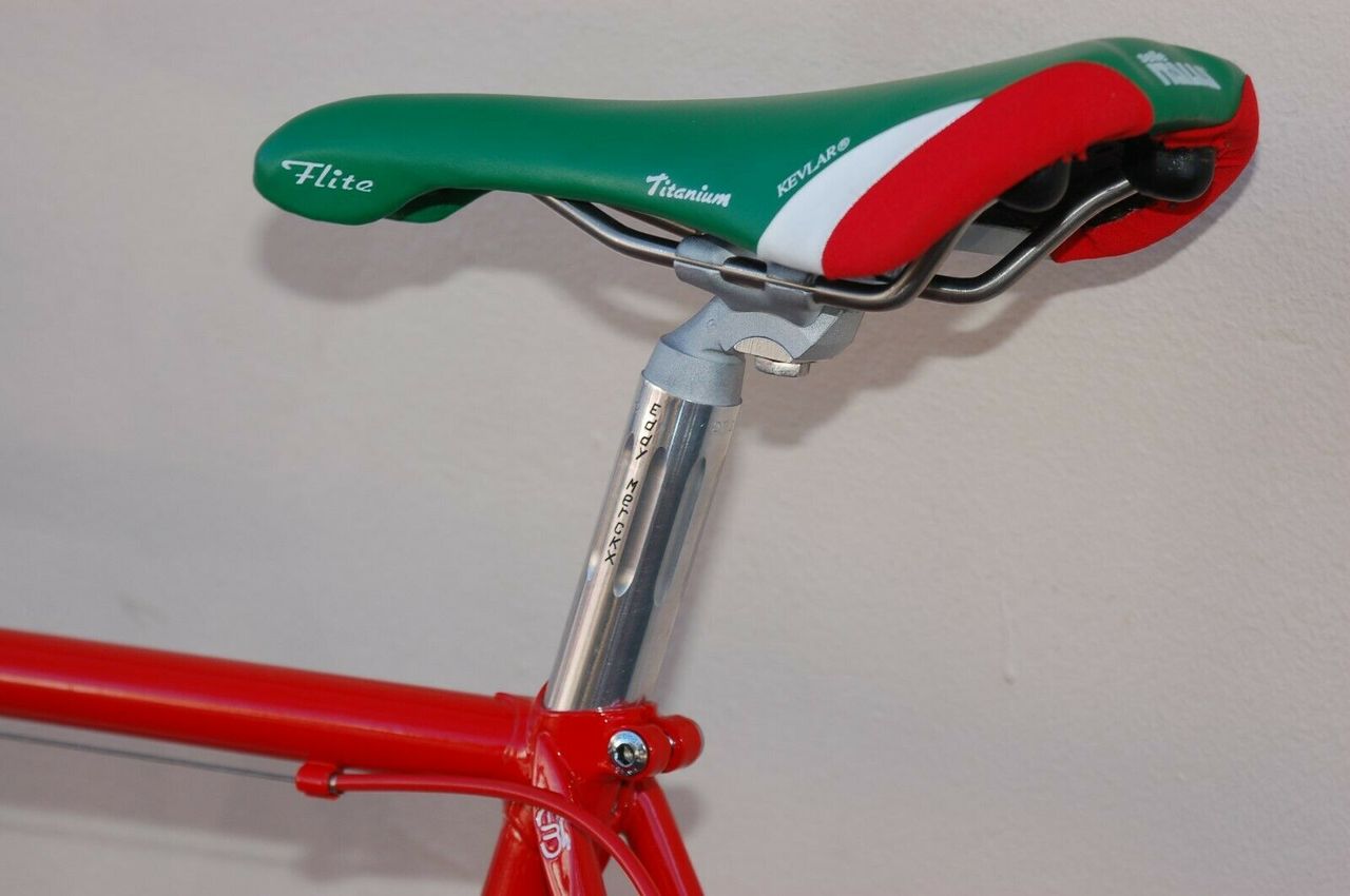 An Eddy Merckx Cinelli seatpin holds a 2007 Selle Italia Faite saddle in Italian colours -- which just happen to be the same as 7-Eleven's