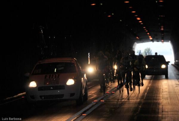 The peloton passes through a tunnel.