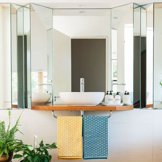 En suite bathroom with oversized mirror above sink