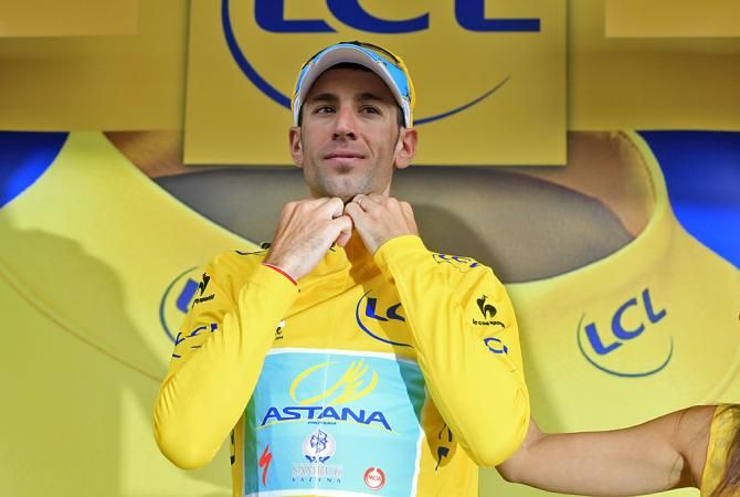 Vincenzo Nibali (Astana) zips up the maillot jaune for another day as race leader