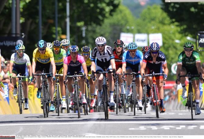 The GC men cross the line almost all together